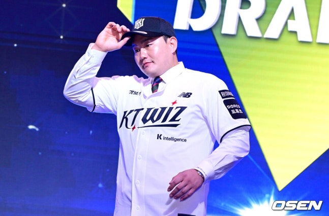[OSEN=최규한 기자] 21일 오후 서울 잠실동 롯데호텔 월드 크리스탈볼룸에서 ‘2027 KBO 신인드래프트’가 열렸다. 이번 신인드래프트는 2025시즌 순위의 역순에 따라 키움 히어로즈, 두산 베어스, KIA 타이거즈, 롯데 자이언츠, KT 위즈, NC 다이노스, 삼성 라이온즈, SSG 랜더스, 한화 이글스, LG 트윈스 순서로 1라운드부터 11라운드까지 지명할 수 있다. 최지만이 전체 15순위로 KT 위즈에 지명된 뒤 기념촬영을 마친 뒤 발걸음을 옮기고 있다. 2026.09.21 / dreamer@osen.co.kr