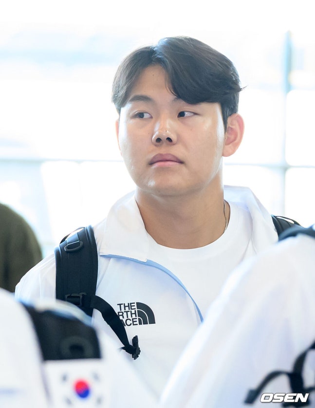 [OSEN=인천공항, 이대선 기자] 류지현 감독이 이끄는 한국 야구대표팀이 18일 오전 인천국제공항을 통해 출국했다.결전지인 일본 나고야로 향하는 대표팀은 19일과 20일 현지 적응 훈련을 거쳐 21일 대만과 조별예선 1차전을 치른다.소형준이 출국장으로 이동하고 있다. 2026.09.18 /sunday@osen.co.kr