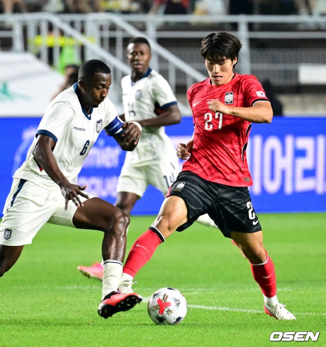 [OSEN=수원, 조은정 기자]로베르트 모레노 감독이 이끄는 대한민국 축구대표팀이 24일 수원월드컵경기장에서 에콰도르와 친선경기를 가졌다.이날 경기는 모레노 감독의 대한민국 축구대표팀 데뷔전으로 임시 감독의 계약 기간은 오는 11월 27일까지다. A매치 6경기를 치른 뒤 성적과 경기 내용을 바탕으로 계약 연장 여부가 결정된다.대한민국 김민수가 돌파를 하고 있다. 2026.09.24 /cej@osen.co.kr
