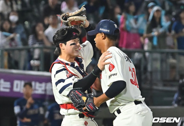 [OSEN=부산, 이석우 기자] 18일 부산 사직야구장에서 2026 신한 SOL KBO 리그 롯데 자이언츠와 NC 다이노스의 경기가 열렸다. 홈팀 롯데는 로드리게스가, 방문팀 NC는 이재학이 선발 출전했다. 롯데 자이언츠 손성빈이 로드리게스와 기뻐하고 있다. 2026.09.18 / foto0307@osen.co.kr