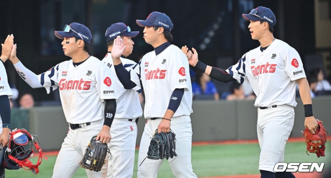 [OSEN=부산, 이석우 기자] 20일 부산 사직야구장에서 2026 신한 SOL KBO 리그 롯데 자이언츠와 삼성 라이온즈의 경기가 열렸다. 홈팀 롯데는 김태균이, 방문팀 삼성은 원태인이 선발 출전했다.롯데 자이언츠 김태형 감독이 삼성 라이온즈에 13-6으로 승리한 후 선수들과 기쁨을 나누고 있다. 2026.09.20 / foto0307@osen.co.kr