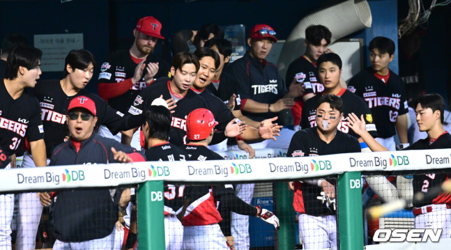 KIA 선수들이 승리를 자축하고 있다./OSEN DB