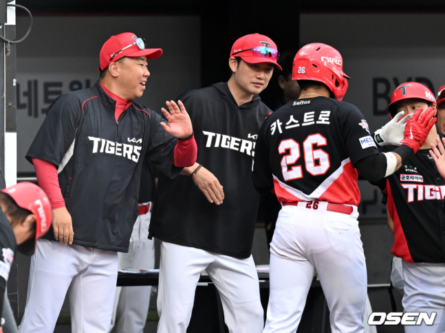 KIA 선수들이 득점을 자축하고 있다./OSEN DB
