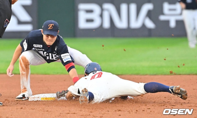 [OSEN=부산, 이석우 기자] 27일 부산 사직야구장에서 2026 신한 SOL KBO 리그 롯데 자이언츠와 한화 이글스의 경기가 열렸다. 홈팀 롯데는 나균안이, 방문팀 한화는 이상규가 선발 출전했다.롯데 자이언츠 황성빈이 1회말 무사 1루 나승엽 타석때 2루 도루를 시도했으나 아웃되고 있다. 2026.09.27 / foto0307@osen.co.kr