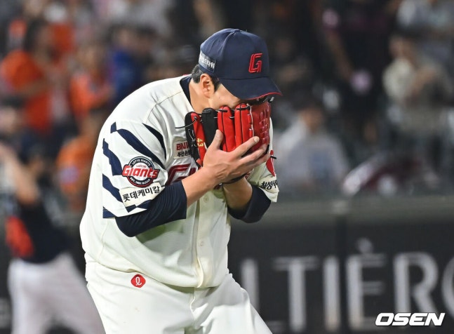 [OSEN=부산, 이석우 기자] 27일 부산 사직야구장에서 2026 신한 SOL KBO 리그 롯데 자이언츠와 한화 이글스의 경기가 열렸다. 홈팀 롯데는 나균안이, 방문팀 한화는 이상규가 선발 출전했다.롯데 자이언츠 나균안이 6회초 2사 1루 한화 이글스 허인서를 3루수 땅볼로 잡고 추가 실점에 화를 내는 듯 하다. 2026.09.27 / foto0307@osen.co.kr