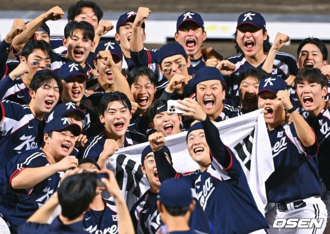 [OSEN=도요하시(일본), 박준형 기자] 한국야구가 우여곡절 끝 아시안게임 5회 연속 금메달을 해냈다. 류지현 감독이 이끄는 한국 야구대표팀은 27일 일본 아이치현 도요하시 시민구장에서 열린 2026 아이치-나고야 아시안게임 일본과 결승전에서 3-1로 승리했다.금메달 확정 후 야구대표팀이 셀카를 찍고 있다. 2026.09.27 / soul1014@osen.co.kr