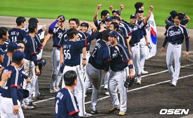 [OSEN=도요하시(일본), 박준형 기자] 한국야구가 우여곡절 끝 아시안게임 5회 연속 금메달을 해냈다. 류지현 감독이 이끄는 한국 야구대표팀은 27일 일본 아이치현 도요하시 시민구장에서 열린 2026 아이치-나고야 아시안게임 일본과 결승전에서 3-1로 승리했다.경기종료 후 야구대표팀이 승리의 기쁨을 나누고 있다. 2026.09.27 / soul1014@osen.co.kr