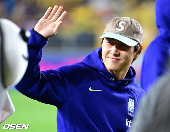 [OSEN=수원, 최규한 기자] 한국 축구가 로베르토 모레노 감독의 데뷔전을 대승으로 장식했다. 모레노 임시 감독이 이끄는 대한민국 축구대표팀(FIFA 랭킹 32위)은 24일 수원월드컵경기장에서 열린 9월 A매치 평가전에서 에콰도르(FIFA 랭킹 25위)를 3-0으로 제압했다.경기를 마치고 한국 이강인이 피치를 돌며 팬들에게 인사를 전하고 있다. 2026.09.24 / dreamer@osen.co.kr