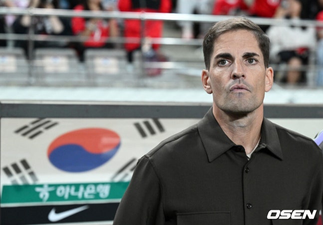[OSEN= 서울월드컵경기장, 이대선 기자] 로베르토 모레노 감독이 이끄는 한국 축구대표팀이 28일 서울월드컵경기장에서 우루과이와 A매치 경기를 가졌다.한국은 지난 24일 오현규, 손흥민, 이동경의 연속골이 터져 에콰도르를 3-0으로 제압했다. 모레노 감독은 한국대표팀 데뷔전에서 승리를 신고했다. 경기에 앞서 한국 모레노 감독이 그라운드를 바라보고 있다. 2026.09.28 / sunday@osen.co.kr
