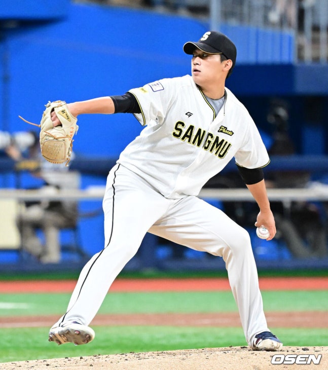 [OSEN=지형준 기자] 28일 서울 고척스카이돔에서 2026 KBO 퓨처스리그 챔피언 결정전 울산 웨일즈와 상무 피닉스의 경기가 열렸다.울산은 오카다, 상무는 김대호가 선발로 나섰다.4회초 상무 김기중이 역투하고 있다. 2026.09.28 / jpnews@osen.co.kr
