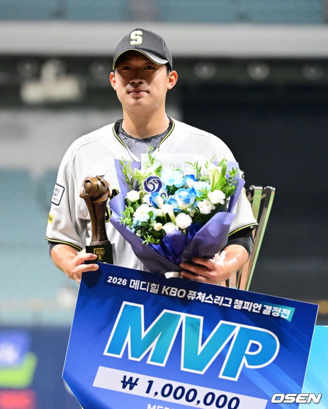 [OSEN=지형준 기자] 국군체육부대 상무 피닉스 야구단이 울산 웨일즈를 꺾고 2년 연속 챔피언 결정전 우승 트로피를 들어올렸다.박치왕 감독이 이끄는 상무는 28일 서울 고척스카이돔에서 열린 2026 메디힐 KBO 퓨처스리그 울산과의 챔피언 결정전 결승에서 8-3으로 승리했다. 올해도 북부리그 1위에 오르며 15년 연속 1위를 차지한 상무는 챔피언 결정전 준결승에서 롯데 자이언츠를 5-2로 꺾고 올라왔다. 지난해 KT 위즈에 막히며 준우승에 그쳤던 상무는 마침내 정상에 등극했다. 창단 첫해 우승까지 노렸던 울산은 준우승에 만족해야 