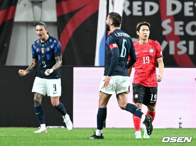 [OSEN= 서울월드컵경기장, 이대선 기자] 로베르토 모레노 감독이 이끄는 한국 축구대표팀이 28일 서울월드컵경기장에서 우루과이와 A매치 경기를 가졌다.한국은 지난 24일 오현규, 손흥민, 이동경의 연속골이 터져 에콰도르를 3-0으로 제압했다. 모레노 감독은 한국대표팀 데뷔전에서 승리를 신고했다. 전반 한국 이강인이 우루과이 히오르히안 데 아라스카에타에게 두 번째 골을 허용하고 아쉬워하고 있다. 2026.09.28 / sunday@osen.co.kr