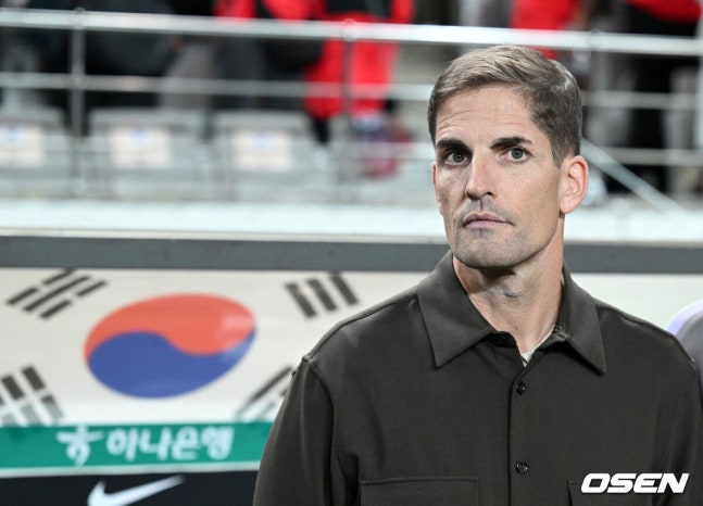 [OSEN= 서울월드컵경기장, 이대선 기자] 로베르트 모레노 임시 감독이 이끄는 대한민국 축구 국가대표팀은 28일 서울월드컵경기장에서 디에고 포를란 감독이 지휘하는 우루과이와 A매치 맞대결을 치러 1-4로 대패했다.이로써 모레노 감독은 지난 에콰도르전 3-0 완승 분위기를 이어기는 데 실패했다. 부임 2경기 만에 남미 강호 우루과이를 만나 1-4로 무너졌다.한국 로베르토 모레노 감독이 그라운드를 바라보고 있다. 2026.09.28 / sunday@osen.co.kr