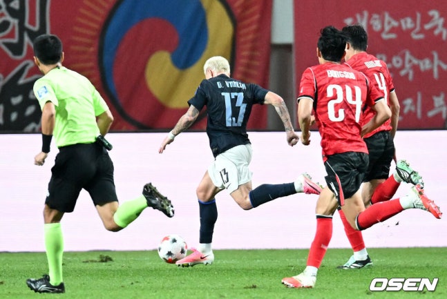 [OSEN= 서울월드컵경기장, 이대선 기자] 로베르토 모레노 감독이 이끄는 한국 축구대표팀이 28일 서울월드컵경기장에서 우루과이와 A매치 경기를 가졌다.한국은 지난 24일 오현규, 손흥민, 이동경의 연속골이 터져 에콰도르를 3-0으로 제압했다. 모레노 감독은 한국대표팀 데뷔전에서 승리를 신고했다. 전반 우루과이 기예르모 바렐라가 세 번째 골을 성공시키고 있다. 2026.09.28 / sunday@osen.co.kr