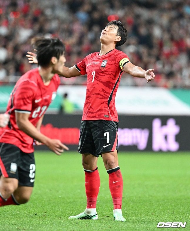 [OSEN= 서울월드컵경기장, 이대선 기자] 로베르토 모레노 감독이 이끄는 한국 축구대표팀이 28일 서울월드컵경기장에서 우루과이와 A매치 경기를 가졌다.한국은 지난 24일 오현규, 손흥민, 이동경의 연속골이 터져 에콰도르를 3-0으로 제압했다. 모레노 감독은 한국대표팀 데뷔전에서 승리를 신고했다. 후반 한국 손흥민이 자신의 슛이 선수 몸에 맞고 나가자 아쉬워하고 있다. 2026.09.28 / sunday@osen.co.kr
