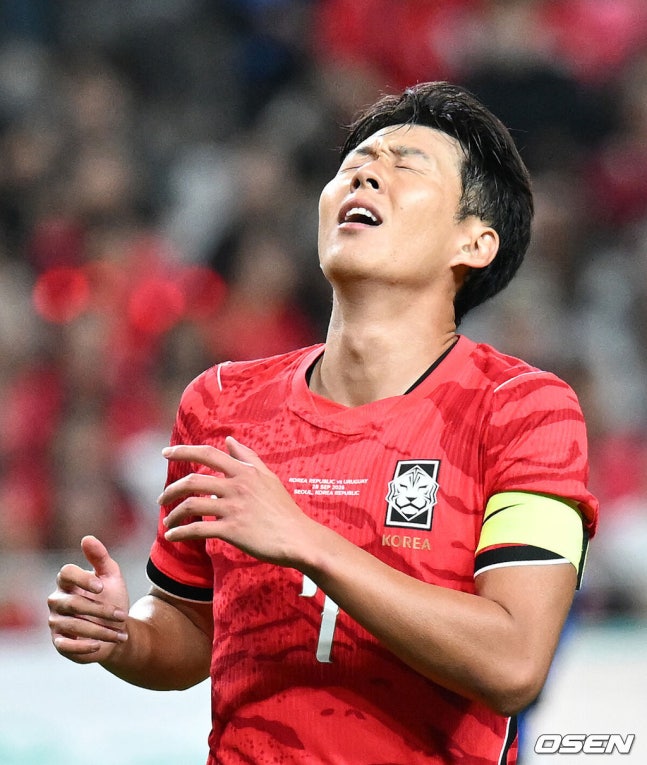 [OSEN= 서울월드컵경기장, 이대선 기자] 로베르트 모레노 임시 감독이 이끄는 대한민국 축구 국가대표팀은 28일 서울월드컵경기장에서 디에고 포를란 감독이 지휘하는 우루과이와 A매치 맞대결을 치러 1-4로 대패했다.이로써 모레노 감독은 지난 에콰도르전 3-0 완승 분위기를 이어기는 데 실패했다. 부임 2경기 만에 남미 강호 우루과이를 만나 1-4로 무너졌다.후반 한국 손흥민이 슛이 실패하자 아쉬워하고 있다. 2026.09.28 / sunday@osen.co.kr