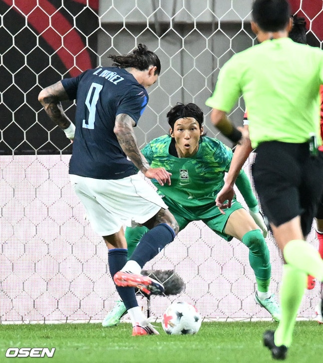 [OSEN= 서울월드컵경기장, 이대선 기자] 로베르트 모레노 임시 감독이 이끄는 대한민국 축구 국가대표팀은 28일 서울월드컵경기장에서 디에고 포를란 감독이 지휘하는 우루과이와 A매치 맞대결을 치러 1-4로 대패했다.이로써 모레노 감독은 지난 에콰도르전 3-0 완승 분위기를 이어기는 데 실패했다. 부임 2경기 만에 남미 강호 우루과이를 만나 1-4로 무너졌다.전반 우루과이 다윈 누녜스가 선제골을 성공시키고 있다. 2026.09.28 / sunday@osen.co.kr