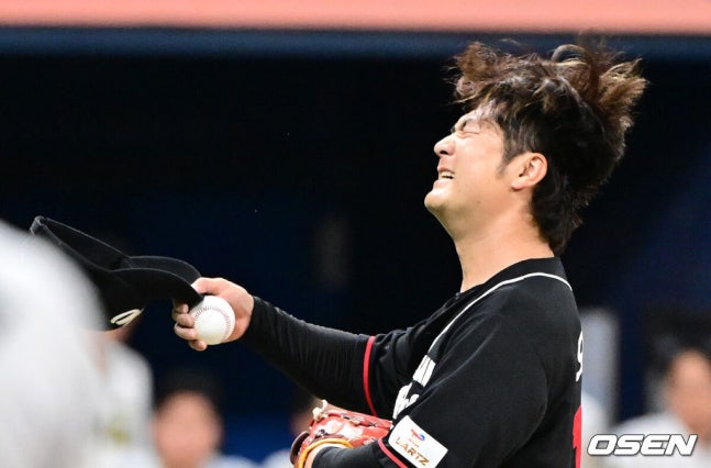 [OSEN=고척돔, 지형준 기자] 28일 서울 고척스카이돔에서 2026 KBO 퓨처스리그 챔피언 결정전 울산 웨일즈와 상무 피닉스의 경기가 열렸다.울산은 오카다, 상무는 김대호가 선발로 나섰다.4회말 무사 1,2루에서 울산 오카다가 상무 박관우에 볼넷을 허용하며 아쉬워하고 있다. 2026.09.28 / jpnews@osen.co.kr