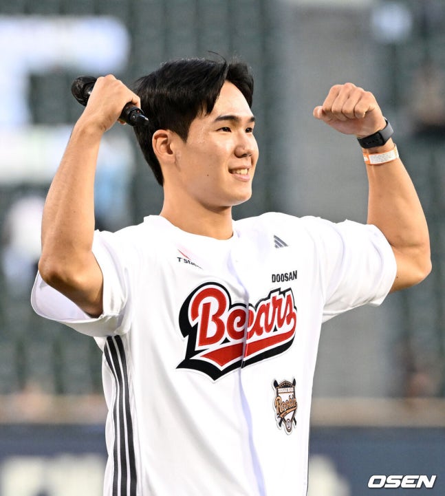 [OSEN=잠실, 이대선 기자] 29일 서울 잠실야구장에서 2026 신한 SOL KBO리그 두산 베어스와 NC 다이노스의 경기가 열렸다.두산은 벤자민, NC는 이재학을 선발로 내세웠다.경기에 앞서 두산의 2027년 신인 김지우가 관중석을 향해 인사를 하고 있다. 2026.09.29 /sunday@osen.co.kr