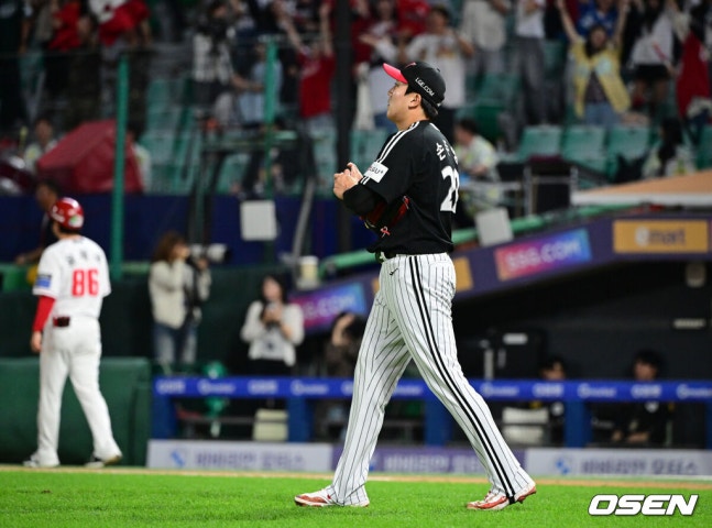 [OSEN=인천, 조은정 기자]30일 인천 SSG랜더스필드에서 ‘2026 신한은행 SOL Bank KBO리그’ SSG 랜더스와 LG 트윈스의 경기가 열렸다.이날 SSG는 김건우, LG는 박시원을 선발투수로 내세웠다.9회말 2사 1,3루에서 LG 손주영이 폭투로 SSG 최지훈에게 동점 득점을 허용한 뒤 아쉬워하고있다. 2026.09.30 /cej@osen.co.kr