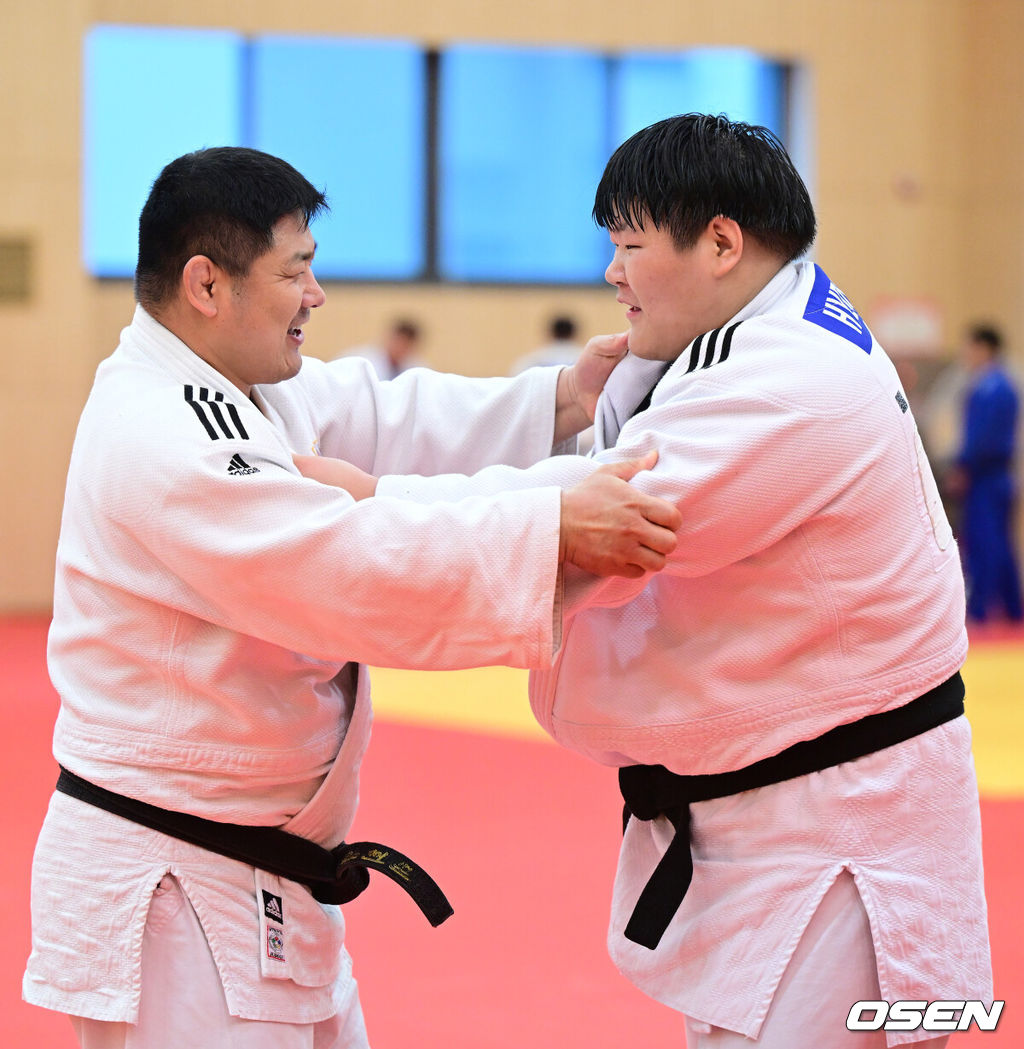 '인사→7초 후 준결승 진출 확정→다시 인사' <b>이현지</b>, 태국 <b>선수</b> 제압하...