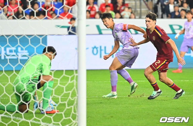 [OSEN=울산, 이석우 기자] 2일 울산문수축구경기장에서 대한민국과 베네수엘라의 친선경기가 열렸다.에콰도르전 3-0 완승과 우루과이전 1-4 대패로 극명한 경기력을 보인 ‘모레노호’가 베네수엘라전에서 전술적 유연성을 앞세워 빠르게 문제점을 보완했는지 시험대에 올랐다.대한민국 손흥민이 슛을 시도했으나 골키퍼에 막히고 있다. 2026.10.02 / foto0307@osen.co.kr