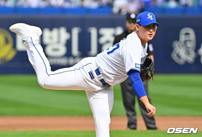 [OSEN=대구, 이석우 기자] 3일 대구삼성라이온즈파크에서 2026 신한 SOL KBO 리그 삼성 라이온즈와 두산 베어스의 경기가 열렸다. 홈팀 삼성은 최원태가, 방문팀 두산은 최승용이 선발 출전했다. 2027 KBO 신인 드래프트에서 1라운드 전체 7순위로 삼성 라이온즈의 지명을 받은 광주진흥고 출신의 우완 투수 김민훈이 시구를 하고 있다. 2026.10.03 / foto0307@osen.co.kr