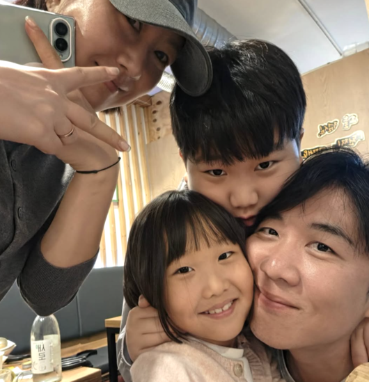 <b>도경완</b><b>장윤정</b>, 가족 외식서 돼지 껍데기+소주3병..붕어빵 가족