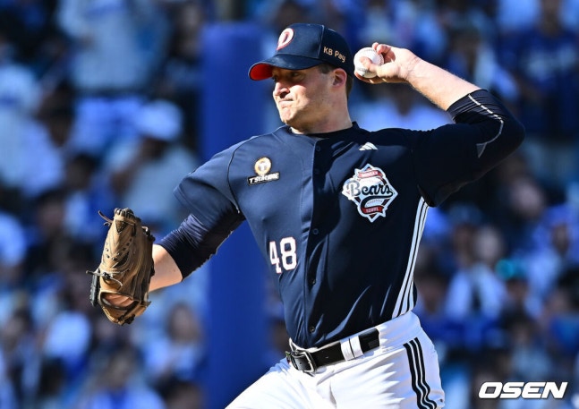 [OSEN=대구, 이석우 기자] 4일 대구삼성라이온즈파크에서 2026 신한 SOL KBO 리그 삼성 라이온즈와 두산 베어스의 경기가 열렸다. 홈팀 삼성은 이승현이, 방문팀 두산은 벤자민이 선발 출전했다. 두산 베어스 선발 투수 벤자민이 역투하고 있다. 2026.10.04 / foto0307@osen.co.kr