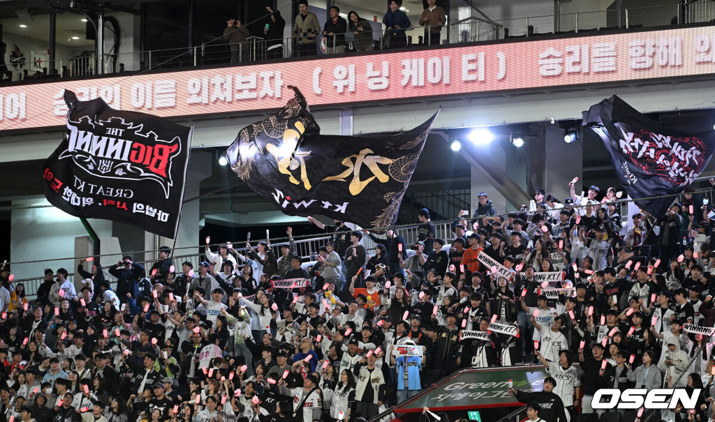 누가 비인기팀이래? <b>KT</b> 창단 첫 <b>100만</b> 관중 해냈다! 2015년 1군 진입→11...