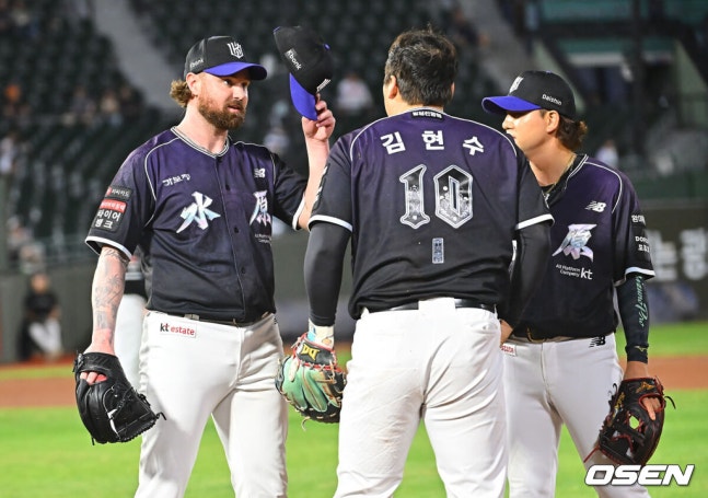 [OSEN=부산, 이석우 기자] 11일 부산 사직야구장에서 2026 신한 SOL KBO 리그 롯데 자이언츠와 KT 위즈의 경기가 열렸다. 홈팀 롯데는 김진욱이, 방문팀 KT는 로건이 선발 출전했다.KT 위즈 로건이 4회말 롯데 자이언츠 한동희의 유격수 땅볼때 어려운 송구를 잡아 아웃시키고 힘들어하는 김현수에게 감사 인사를 하고 있다. 2026.09.11 / foto0307@osen.co.kr