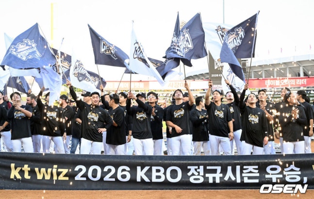[OSEN=수원, 조은정 기자]2026 프로야구 정규시즌 우승팀은 KT 위즈다. 프로야구 KT 위즈는 5일 수원KT위즈파크에서 열린 2026 신한 SOL KBO리그 롯데 자이언츠와의 시즌 마지막 맞대결(16차전)에서 9-0으로 승리했다. KT가 정규시즌 우승을 기뻐하고 있다. 2026.10.05 /cej@osen.co.kr