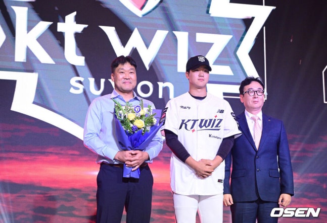 [OSEN=최규한 기자] 21일 오후 서울 잠실동 롯데호텔 월드 크리스탈볼룸에서 ‘2027 KBO 신인드래프트’가 열렸다. 이번 신인드래프트는 2025시즌 순위의 역순에 따라 키움 히어로즈, 두산 베어스, KIA 타이거즈, 롯데 자이언츠, KT 위즈, NC 다이노스, 삼성 라이온즈, SSG 랜더스, 한화 이글스, LG 트윈스 순서로 1라운드부터 11라운드까지 지명할 수 있다. 유신고 이승원이 KT 1라운드에 지명된 뒤 나도현 단장과 포즈를 취하고 있다. 2026.09.21 / dreamer@osen.co.kr