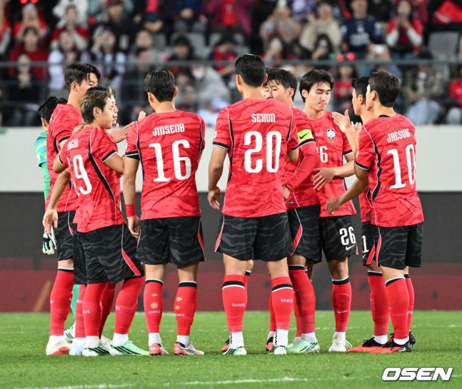 [OSEN=용인, 이대선 기자] 한국축구에 역사적인 날이다. 손흥민(34, LAFC)이 전설 차범근의 A매치 최다골 기록을 넘었다. 로베르트 모레노 감독이 이끄는 대한민국 축구대표팀은 6일 오후 8시 용인미르스타디움에서 개최되는 친선전에서 우즈베키스탄을 상대로 손흥민의 선제골과 오세훈의 추가골이 터져 2-0 완승을 거뒀다. 경기에 앞서 대한민국 선수들이 하이파이브를 나누고 있다. 2026.10.06 /sunday@osen.co.kr