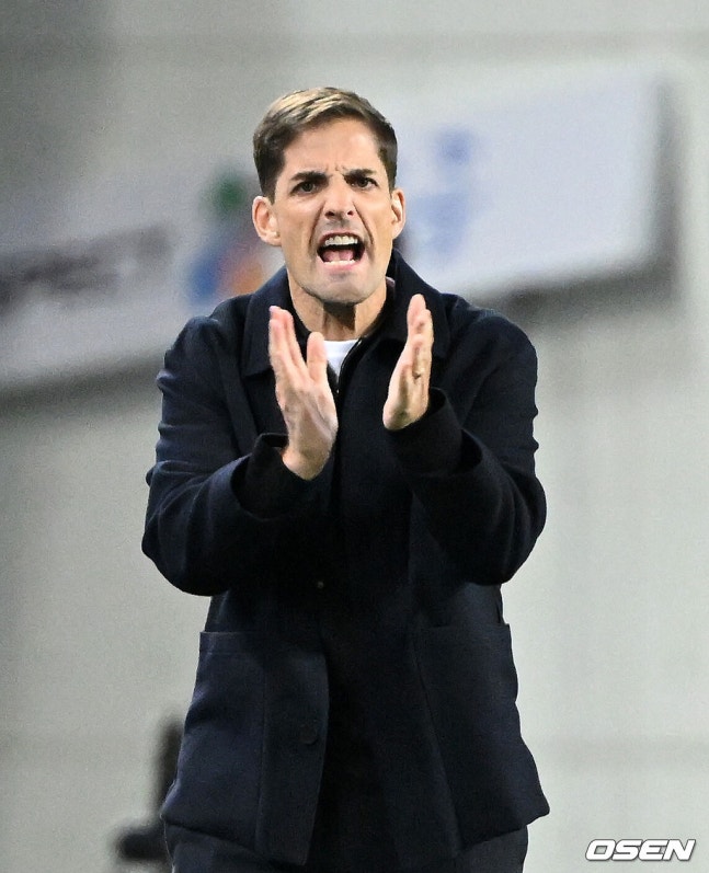 [OSEN=용인, 이대선 기자] 한국축구에 역사적인 날이다. 손흥민(34, LAFC)이 전설 차범근의 A매치 최다골 기록을 넘었다. 로베르트 모레노 감독이 이끄는 대한민국 축구대표팀은 6일 오후 8시 용인미르스타디움에서 개최되는 친선전에서 우즈베키스탄을 상대로 손흥민의 선제골과 오세훈의 추가골이 터져 2-0 완승을 거뒀다. 전반 대한민국 모레노 감독이 작전을 지시하고 있다. 2026.10.06 /sunday@osen.co.kr