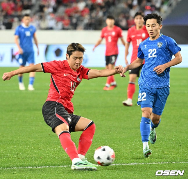 [OSEN=용인, 이대선 기자] 한국축구에 역사적인 날이다. 손흥민(34, LAFC)이 전설 차범근의 A매치 최다골 기록을 넘었다. 로베르트 모레노 감독이 이끄는 대한민국 축구대표팀은 6일 오후 8시 용인미르스타디움에서 개최되는 친선전에서 우즈베키스탄을 상대로 손흥민의 선제골과 오세훈의 추가골이 터져 2-0 완승을 거뒀다. 전반 대한민국 이강인이 패스를 하고 있다. 2026.10.06 /sunday@osen.co.kr
