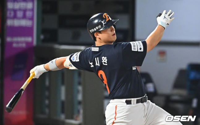 [OSEN=부산, 이석우 기자] 4일 부산 사직야구장에서 2026 신한 SOL KBO 리그 롯데 자이언츠와 한화 이글스의 경기가 열렸다. 홈팀 롯데는 김진욱이, 방문팀 한화는 박준영이 선발 출전했다.한화 이글스 노시환이 7회초 1사 1,2루 좌중간 1타점 2루타를 치고 있다. 2026.09.04 / foto0307@osen.co.kr