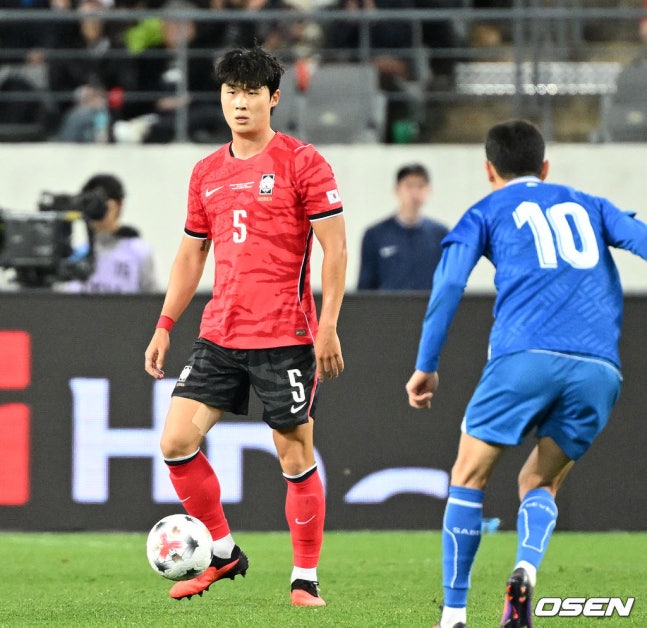 [OSEN=용인, 이대선 기자] 로베르트 모레노 감독이 이끄는 대한민국 축구 대표팀과 우즈베키스탄의 경기가 6일 용인미르스타디움에서 열렸다.이번 우즈베키스탄전은 로베르트 모레노 임시 감독 체제에서 치르는 9~10월 A매치 4연전의 마지막 경기다.앞선 3경기 성적은 1승 1무 1패. 우즈베키스탄을 상대로 수비 안정감을 이어가는 동시에 공격에서 얼마나 달라진 모습을 보여줄지가 관건이다.전반 대한민국 김태현이 드리블 돌파를 하고 있다. 2026.10.06 /sunday@osen.co.kr