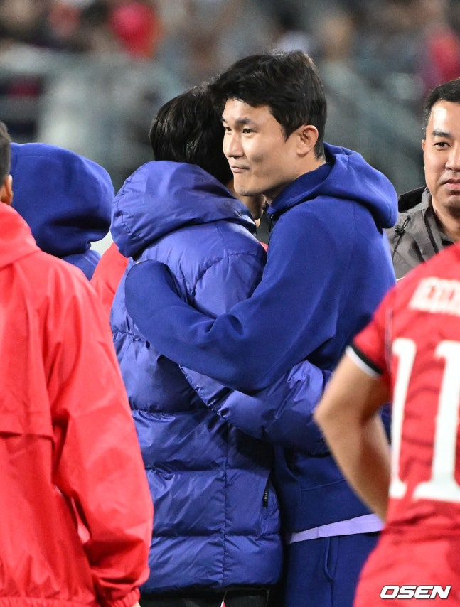 [OSEN=용인, 이대선 기자] 한국축구에 역사적인 날이다. 손흥민(34, LAFC)이 전설 차범근의 A매치 최다골 기록을 넘었다. 로베르트 모레노 감독이 이끄는 대한민국 축구대표팀은 6일 오후 8시 용인미르스타디움에서 개최되는 친선전에서 우즈베키스탄을 상대로 손흥민의 선제골과 오세훈의 추가골이 터져 2-0 완승을 거뒀다. 경기 종료 후 대한민국 김민재가 선수들과 승리의 기쁨을 나누고 있다. 2026.10.06 /sunday@osen.co.kr