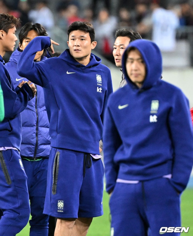 [OSEN=용인, 이대선 기자] 한국축구에 역사적인 날이다. 손흥민(34, LAFC)이 전설 차범근의 A매치 최다골 기록을 넘었다. 로베르트 모레노 감독이 이끄는 대한민국 축구대표팀은 6일 오후 8시 용인미르스타디움에서 개최되는 친선전에서 우즈베키스탄을 상대로 손흥민의 선제골과 오세훈의 추가골이 터져 2-0 완승을 거뒀다. 경기 종료 후 대한민국 김민재가 동료들과 승리의 기쁨을 나누고 있다. 2026.10.06 /sunday@osen.co.kr