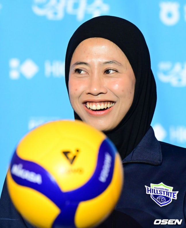 [OSEN=지형준 기자] 2026-2027 시즌 프로배구 여자부 미디어데이가 7일 서울 강남구 청담동 리베라호텔에서 열렸다.‘HK흥국금융 2026~2027 V-리그’는 오는 10월 31일 개막한다. 남자부 대한항공-현대캐피탈, 여자부 GS칼텍스-한국도로공사의 개막전을 시작으로 6개월간의 대장정에 돌입한다.현대건설 메가왓티 퍼티위가 간담회를 하고 있다. 2026.10.07 / jpnews@osen.co.kr