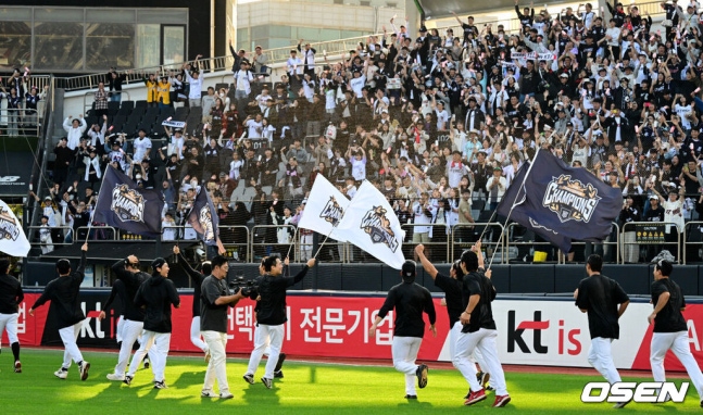 [OSEN=수원, 조은정 기자]2026 프로야구 정규시즌 우승팀은 KT 위즈다. 프로야구 KT 위즈는 5일 수원KT위즈파크에서 열린 2026 신한 SOL KBO리그 롯데 자이언츠와의 시즌 마지막 맞대결(16차전)에서 9-0으로 승리했다. KT가 정규시즌 우승을 기뻐하고 있다. 2026.10.05 /cej@osen.co.kr