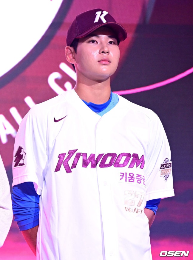 [OSEN=최규한 기자] 21일 오후 서울 잠실동 롯데호텔 월드 크리스탈볼룸에서 ‘2027 KBO 신인드래프트’가 열렸다. 이번 신인드래프트는 2025시즌 순위의 역순에 따라 키움 히어로즈, 두산 베어스, KIA 타이거즈, 롯데 자이언츠, KT 위즈, NC 다이노스, 삼성 라이온즈, SSG 랜더스, 한화 이글스, LG 트윈스 순서로 1라운드부터 11라운드까지 지명할 수 있다. 부산고 하현승이 키움 1라운드 전체 1번에 지명된 뒤 기념촬영을 하고 있다. 2026.09.21 / dreamer@osen.co.kr