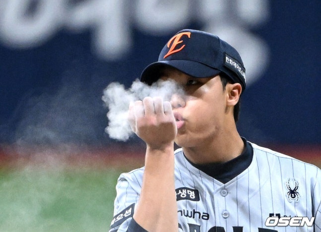 [OSEN=고척, 이대선 기자] 7일 서울 고척스카이돔에서 2026 신한 SOL KBO리그 키움 히어로즈와 한화 이글스의 경기가 열렸다.이날 키움은 김성진, 한화는 정우주를 선발로 내세웠다.1회말 무사에서 한화 선발투수 정우주가 투구를 준비하고 있다. 2026.10.07 /sunday@osen.co.kr