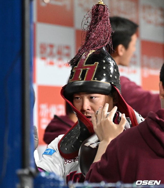 [OSEN=고척, 이대선 기자] 7일 서울 고척스카이돔에서 2026 신한 SOL KBO리그 키움 히어로즈와 한화 이글스의 경기가 열렸다.이날 키움은 김성진, 한화는 정우주를 선발로 내세웠다.5회말 무사 1루에서 키움 히우라가 좌월 투런 홈런을 치고 더그아웃에서 동료들과 환호하고 있다. 2026.10.07 /sunday@osen.co.kr