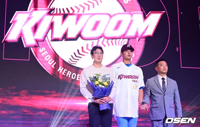 [OSEN=최규한 기자] 21일 오후 서울 잠실동 롯데호텔 월드 크리스탈볼룸에서 ‘2027 KBO 신인드래프트’가 열렸다. 이번 신인드래프트는 2025시즌 순위의 역순에 따라 키움 히어로즈, 두산 베어스, KIA 타이거즈, 롯데 자이언츠, KT 위즈, NC 다이노스, 삼성 라이온즈, SSG 랜더스, 한화 이글스, LG 트윈스 순서로 1라운드부터 11라운드까지 지명할 수 있다. 부산고 하현승이 전체 1번으로 키움 히어로즈에 지명된 뒤 허승필 단장과 기념촬영을 하고 있다. 2026.09.21 / dreamer@osen.co.kr