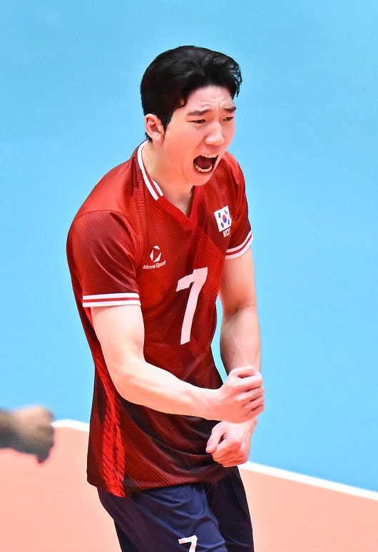 [OSEN=오카자키(일본), 박준형 기자] 남자 배구대표팀이 2022 항저우 대회 챔피언 이란에 져 아시안게임 준결승 진출에 실패했다.이사나예 라미레스 감독이 이끄는 대표팀은 1일 일본 아이치현 오카자키 중앙종합공원 체육관에서 열린 2026 아이치·나고야 아시안게임 남자배구 8강 이란과 경기에서 풀세트 접전 끝 세트 점수 2-3(23-25 25-18 25-21 20-25 12-15)으로 패했다.1세트 허수봉이 서브에이스를 성공시킨뒤 환호하고 있다. 2026.10.01 / soul1014@osen.co.kr