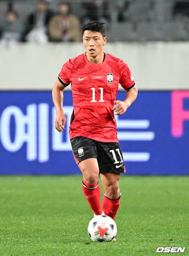 [OSEN=용인, 이대선 기자] 한국축구에 역사적인 날이다. 손흥민(34, LAFC)이 전설 차범근의 A매치 최다골 기록을 넘었다. 로베르트 모레노 감독이 이끄는 대한민국 축구대표팀은 6일 오후 8시 용인미르스타디움에서 개최되는 친선전에서 우즈베키스탄을 상대로 손흥민의 선제골과 오세훈의 추가골이 터져 2-0 완승을 거뒀다. 후반 대한민국 황희찬이 드리블 돌파를 하고 있다. 2026.10.06 /sunday@osen.co.kr