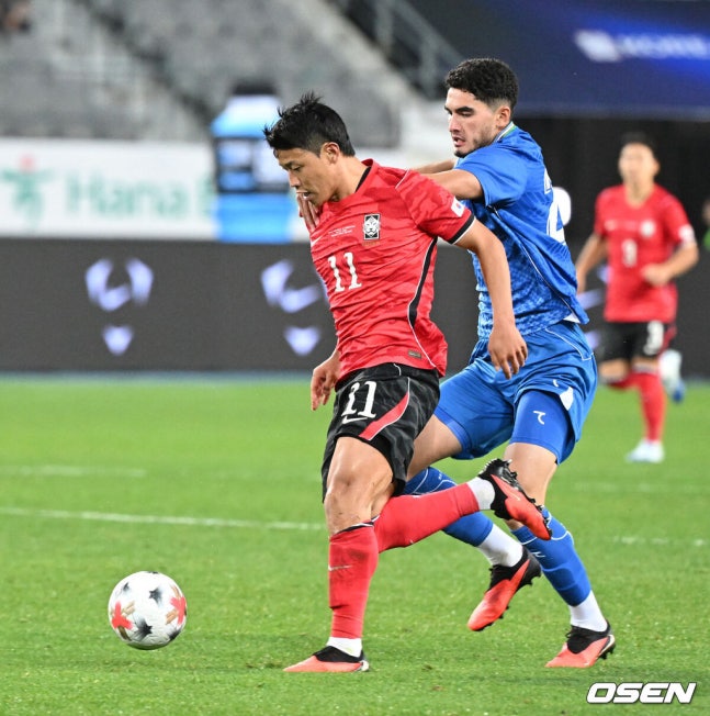 [OSEN=용인, 이대선 기자] 한국축구에 역사적인 날이다. 손흥민(34, LAFC)이 전설 차범근의 A매치 최다골 기록을 넘었다. 로베르트 모레노 감독이 이끄는 대한민국 축구대표팀은 6일 오후 8시 용인미르스타디움에서 개최되는 친선전에서 우즈베키스탄을 상대로 손흥민의 선제골과 오세훈의 추가골이 터져 2-0 완승을 거뒀다. 후반 대한민국 황희찬이 드리블 돌파를 하고 있다. 2026.10.06 /sunday@osen.co.kr
