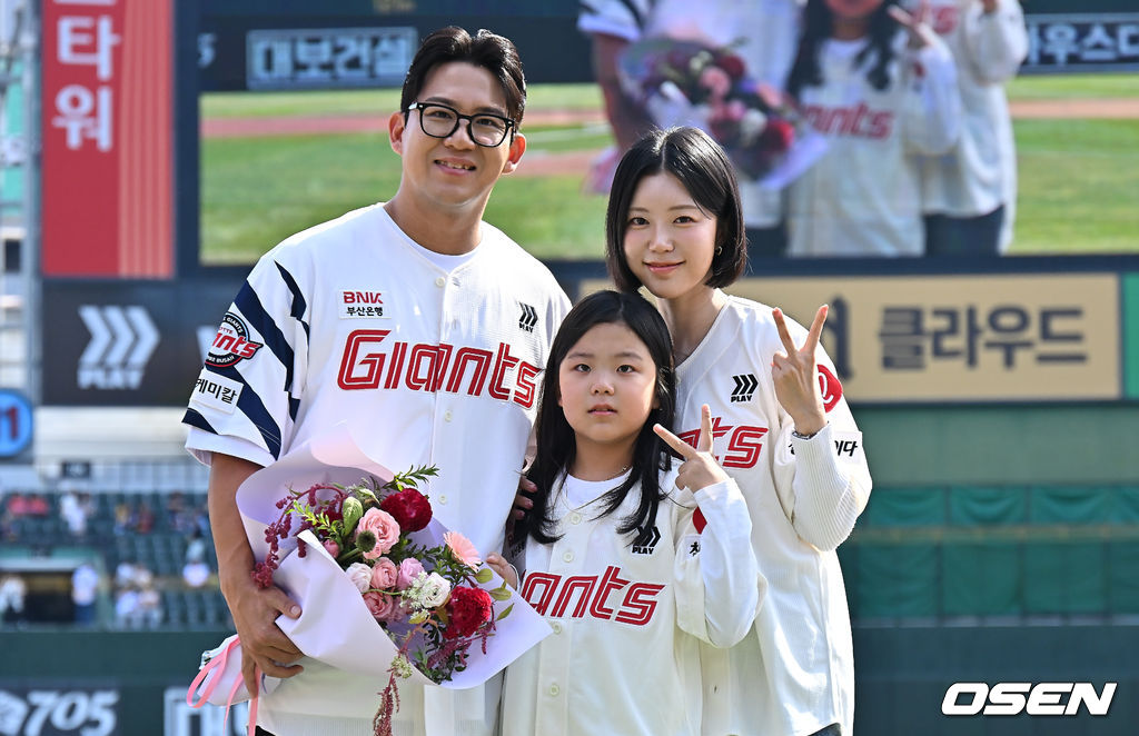 [사진] 가족들과 기념촬영하는 <b>김민성</b>